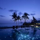 Espetacular Piscina com fundo infinito e iluminação nas Maldivas