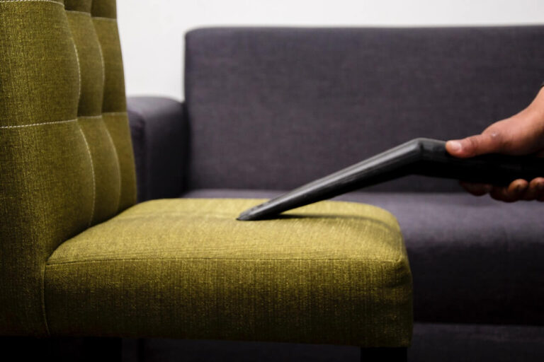 Como limpar sofá de linho: guia completo de limpeza a manutenção